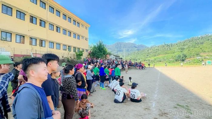 Đông đảo người dân đến cổ vũ các đội thi đấu.
