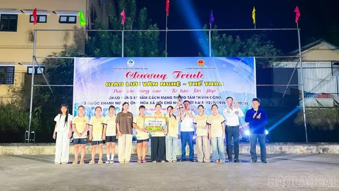 Ban Tổ chức trao giải Nhất cho đội bóng nữ thôn Nà Hẩu.