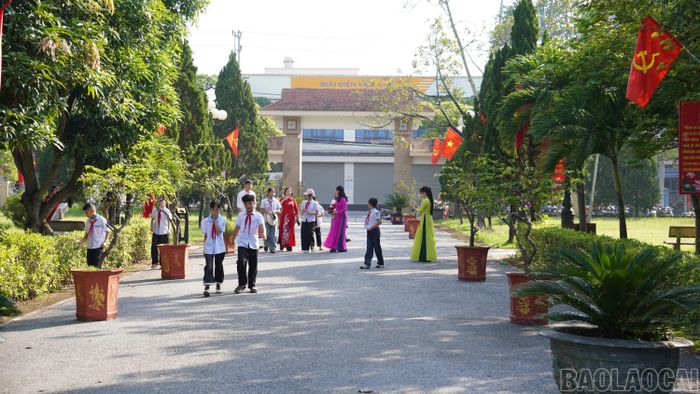 Người dân, giáo viên, học sinh đến Khu tưởng niệm Chủ tịch Hồ Chí Minh tại phường Nghĩa Lộ.