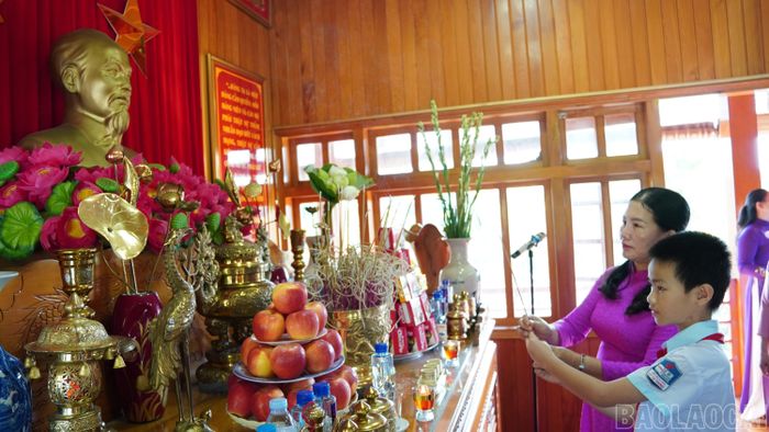 Em Trần Quang Khải cùng cô giáo thành kính dâng hương, bày tỏ tình cảm và lòng biết ơn đối với Chủ tịch Hồ Chí Minh.