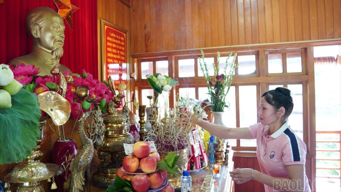 Chị Lò Thị Lâm ở xã Sơn Lương thành kính dâng hương tại Khu tưởng niệm Chủ tịch Hồ Chí Minh.