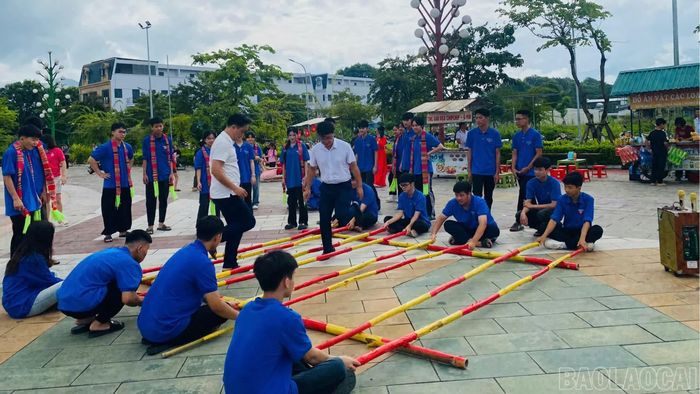 Nhân dân và du khách hoà cùng các trò chơi truyền thống do Đoàn Thanh niên phường Nghĩa Lộ tổ chức.