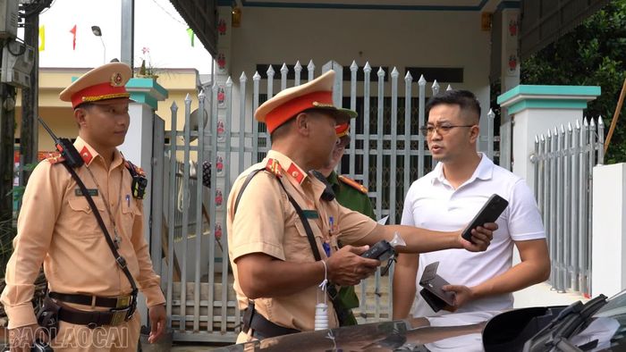 Cảnh sát giao thông kiểm tra giấy tờ, tuyên truyền, nhắc nhở người điều khiển phương tiện chấp hành quy định khi tham gia giao thông.