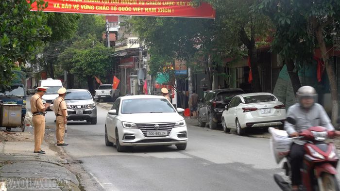 Cảnh sát giao thông tăng cường tuần tra, điều tiết phương tiện tại khu vực đông dân cư, tuyến đường có lưu lượng phương tiện tăng cao.