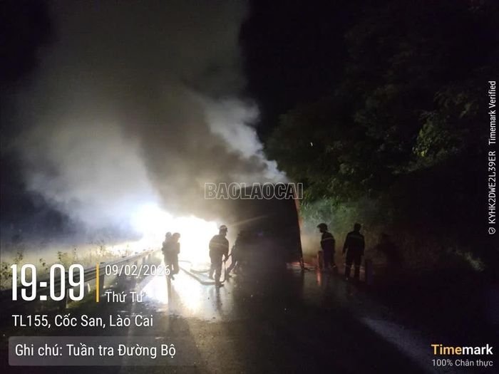 Lực lượng chức năng triển khai chữa cháy, khống chế ngọn lửa trong điều kiện trời tối, mặt đường ướt.