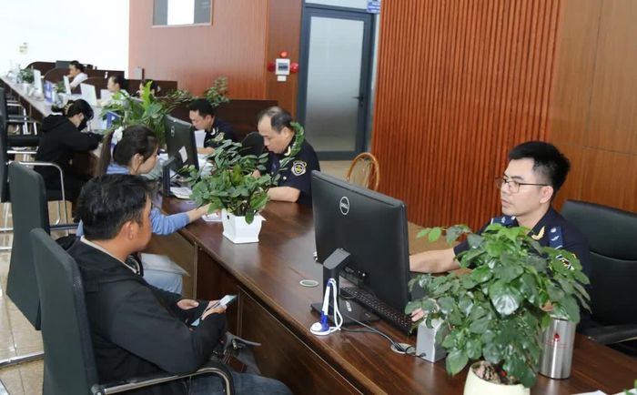 Hàng hóa xuất nhập khẩu qua Cửa khẩu Quốc tế Lào Cai được kiểm tra, giám sát chặt chẽ, góp phần bảo đảm hoạt động thông quan diễn ra thông suốt.