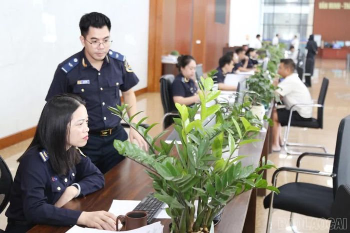 Cán bộ hải quan thực hiện thủ tục thông quan hàng hóa, góp phần duy trì hoạt động xuất nhập khẩu liên tục, an toàn.