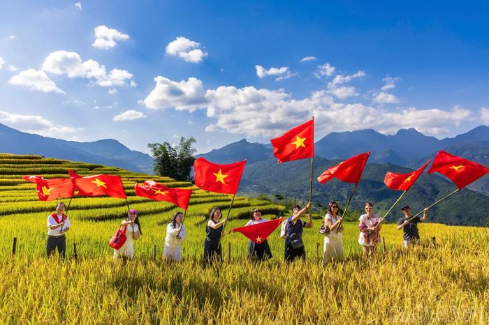 Đến với Y Tý dịp này, du khách đã có những trải nghiệm khó quên với "mùa vàng" và với cung đường xinh đẹp.