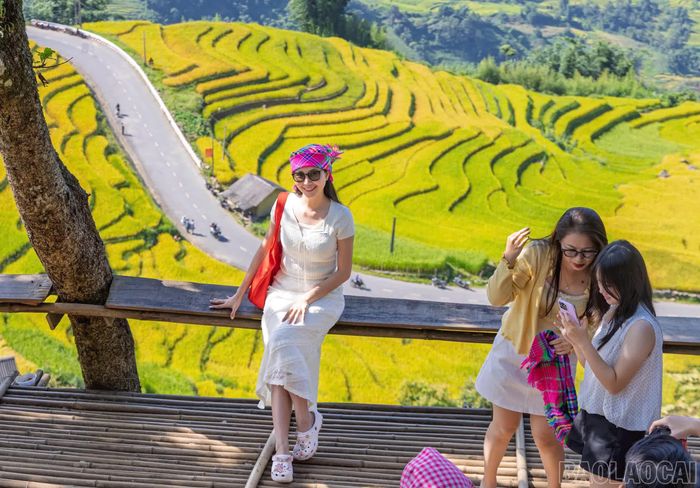 Du khách từ phương xa hối hả ngược núi để chiêm ngưỡng cung đường xinh đẹp.