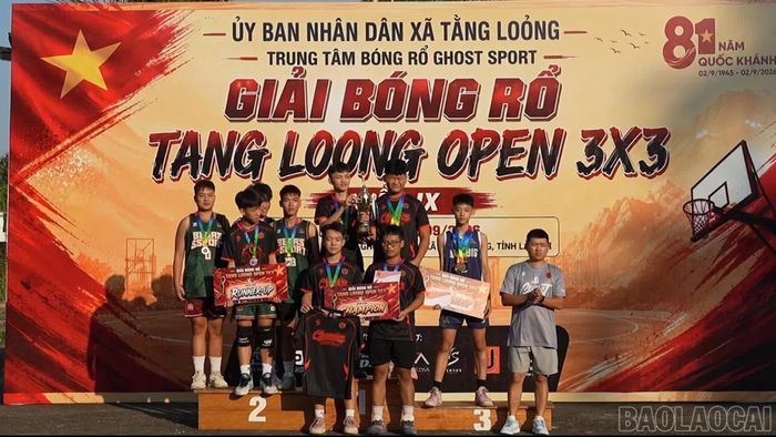 Ban Tổ chức trao giải cho các đội bóng có thành tích xuất sắc.