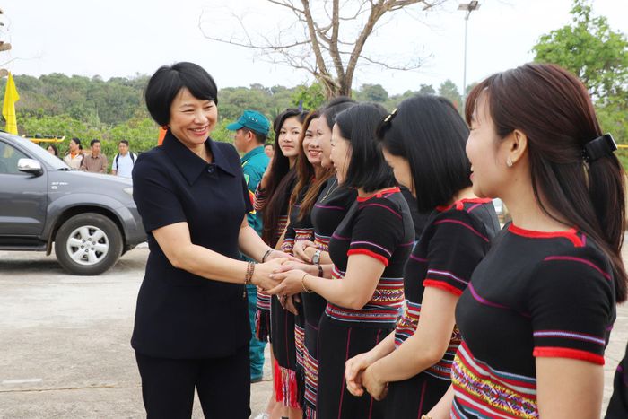 Phó Bí thư Tỉnh ủy, Chủ tịch Ủy ban MTTQ Việt Nam tỉnh Phạm Thị Phúc chia sẻ niềm vui công trình mới với bà con Nhân dân buôn Buôr, xã Cư Jút tại Lễ khánh thành, bàn giao công trình “Tôn tạo Nhà sinh hoạt cộng đồng buôn Buôr (Ảnh: Dương Phong)