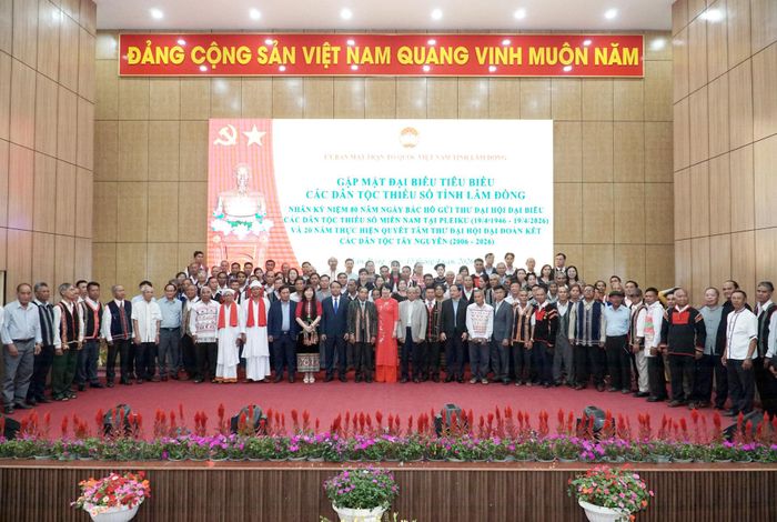 Các đồng chí lãnh đạo tỉnh chụp hình lưu niệm cùng các đại biểu tại buổi gặp mặt đại biểu tiêu biểu các dân tộc thiểu số tỉnh Lâm Đồng