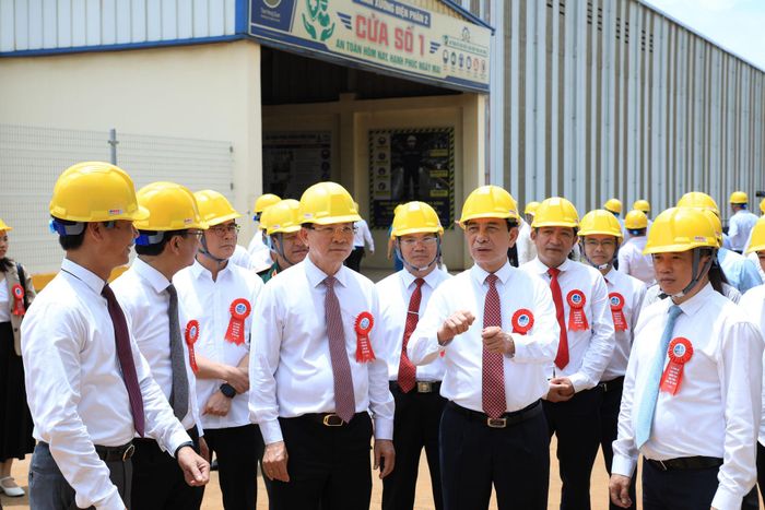 Đại tướng Phan Văn Giang (hàng đầu, thứ 2 từ phải qua), Ủy viên Bộ Chính trị, Phó Thủ tướng Chính phủ, Bộ trưởng Bộ Quốc phòng trao đổi với các đồng chí lãnh đạo tỉnh và đại biểu tại Lễ công bố sản phẩm nhôm thỏi đầu tiên của Việt Nam tại Khu Công nghiệp Nhân Cơ, xã Nhân Cơ (Ảnh: Lê Phước)