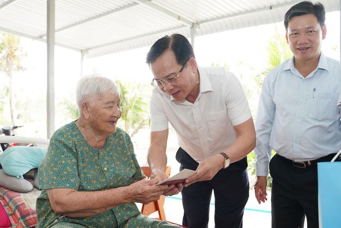 Đồng chí Hồ Văn Mười, Ủy viên Ban Chấp hành Trung ương Đảng, Phó Bí thư Tỉnh ủy, Chủ tịch UBND tỉnh Lâm Đồng thăm hỏi tình hình sức khỏe, tặng quà thương binh Lê Thị Hòa ở phường Mũi Né