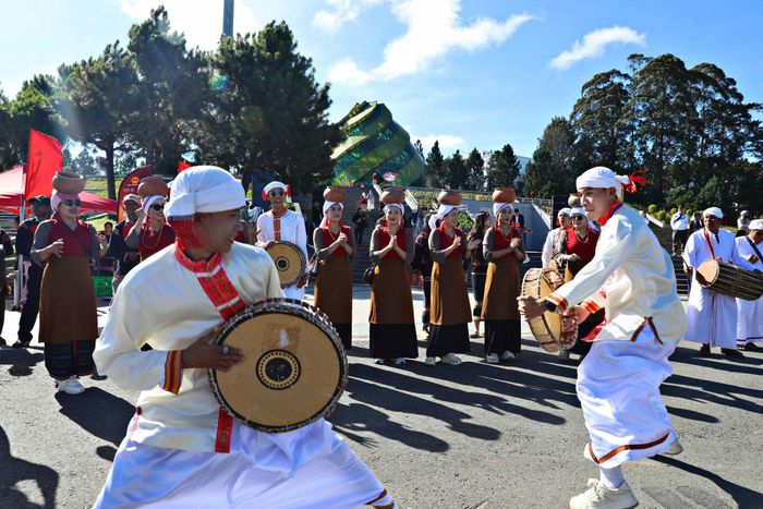 Carnival cồng chiêng diễu hành đường phố là ngày hội của các dân tộc tỉnh Lâm Đồng (Ảnh: Chính Thành)