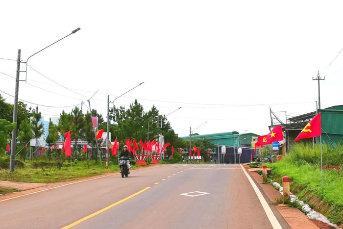 Sắc cờ đỏ rực dọc 2 bên đường của xã biên giới Quảng Trực