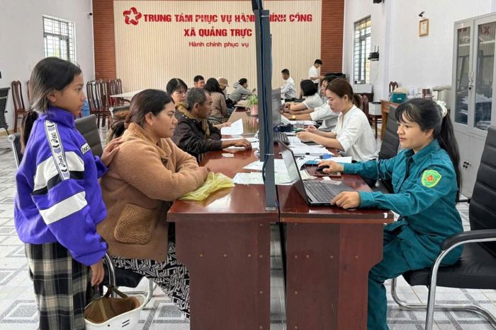 Cán bộ, công chức Trung tâm Phục vụ hành chính công xã Quảng Trực nêu cao tinh thần phục vụ, hướng tới sự hài lòng của người dân.