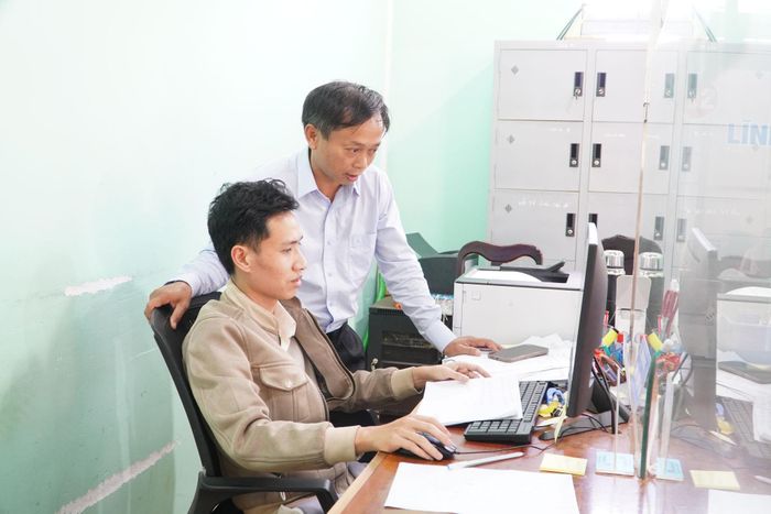 Ông Trần Văn Quảng - Phó Chủ tịch UBND xã Đắk Song (áo trắng) chú trọng nắm bắt việc giải quyết các thủ tục hành chính cho người dân.