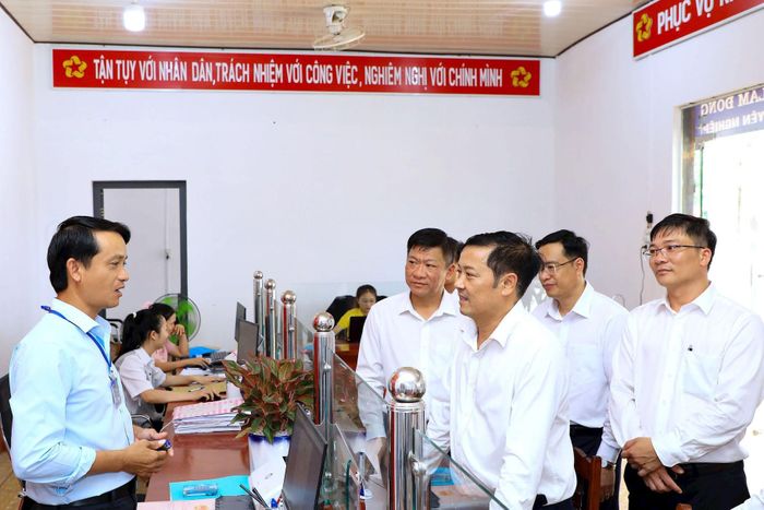 Ông Lê Trọng Yên - Ủy viên Ban Thường vụ Tỉnh ủy, Phó Chủ tịch Thường trực UBND tỉnh nắm bắt tình hình hoạt động của Trung tâm Phục vụ hành chính công xã Nam Đà.
