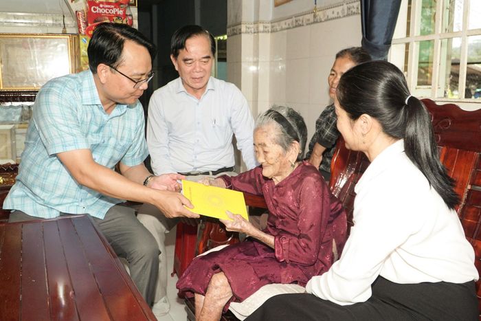 Đồng chí Đặng Hồng Sỹ - Phó Bí thư Thường trực Tỉnh ủy và lãnh đạo xã Hàm Tân thăm, tặng quà cho Mẹ Việt Nam Anh hùng Dương Thị Thạnh nhân kỷ niệm 79 năm Ngày Thương binh - Liệt sĩ (27/7). Ảnh: Hữu Phúc