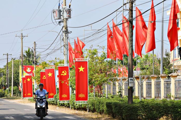 Từ một mái nhà đến cả khu phố, từ đồng bằng đến vùng xa, những lá cờ cùng hướng về một ngày chung của đất nước