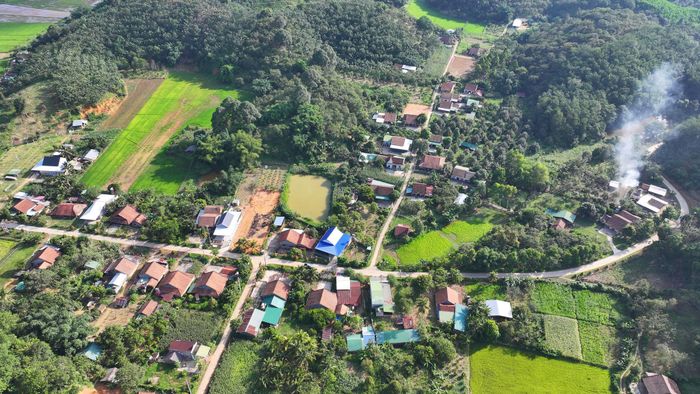 Không chỉ trong một mái nhà, hình ảnh Bác hiện diện trong nhiều gia đình, trở thành nét đẹp chung của cộng đồng 