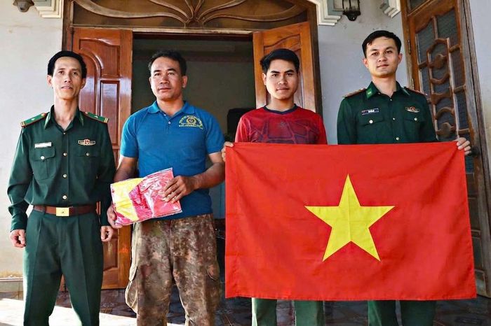Các chiến sĩ biên phòng mang cờ Tổ quốc đến trao tận tay người dân vùng biên giới. Lá cờ đỏ sao vàng hiện diện nơi phên dậu, lan tỏa niềm tự hào và tình yêu quê hương, đất nước
