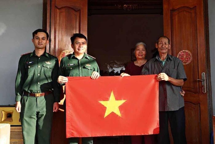 Các chiến sĩ biên phòng mang cờ Tổ quốc đến trao tận tay người dân vùng biên giới. Lá cờ đỏ sao vàng hiện diện nơi phên dậu, lan tỏa niềm tự hào và tình yêu quê hương, đất nước