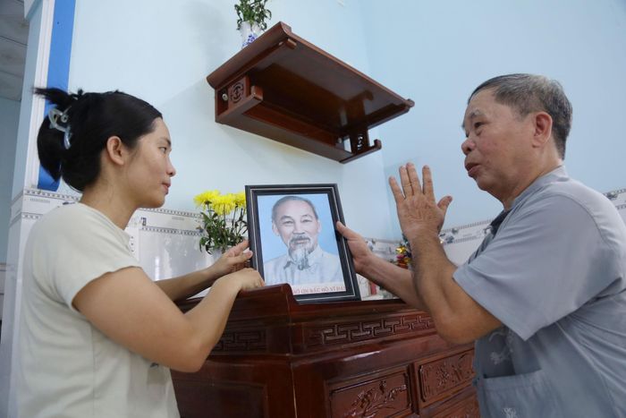 Trao tặng những bức ảnh Bác Hồ mới, thay thế những tấm ảnh đã phai màu theo năm tháng. Món quà giản dị, tiếp nối một nét đẹp văn hóa được đồng bào gìn giữ qua nhiều thế hệ