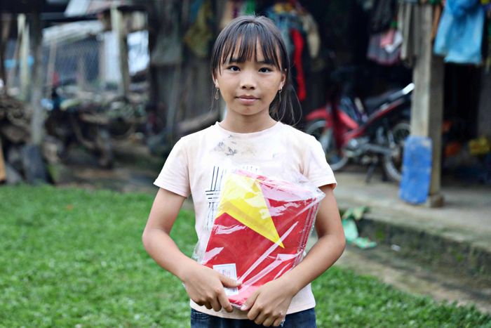 Vượt hơn 60 km, lãnh đạo xã Đam Rông 2 mang ảnh Bác Hồ và cờ Tổ quốc đến từng mái nhà đồng bào Mông