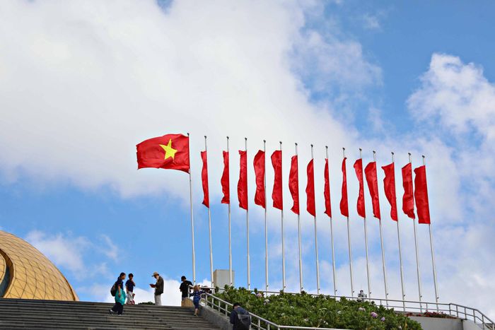 Các tuyến phố khu vực đô thị Lâm Đồng rực rỡ sắc đỏ cờ Tổ quốc. Từ những con đường trung tâm đến khu dân cư, cờ đỏ sao vàng tung bay trong không khí náo nức hướng về Quốc khánh 2/9