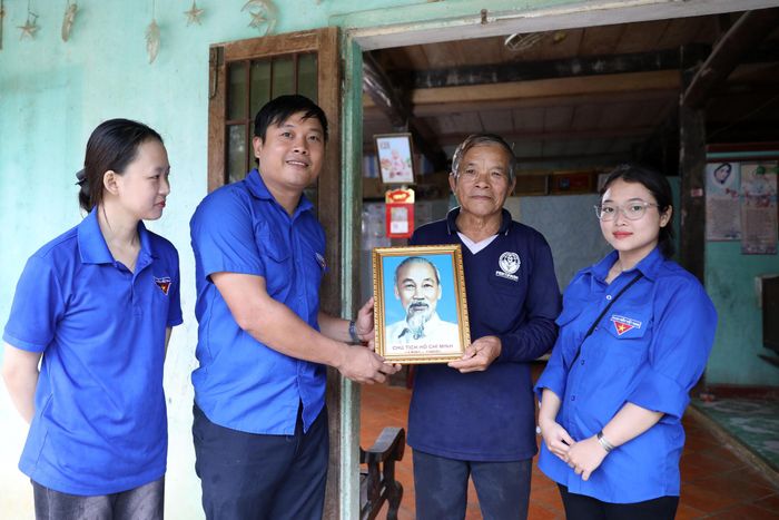 Trao tặng những bức ảnh Bác Hồ mới, thay thế những tấm ảnh đã phai màu theo năm tháng. Món quà giản dị, tiếp nối một nét đẹp văn hóa được đồng bào gìn giữ qua nhiều thế hệ