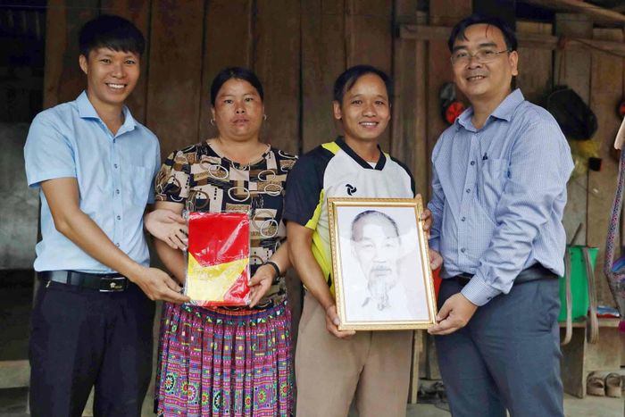 Vượt hơn 60 km, lãnh đạo xã Đam Rông 2 mang ảnh Bác Hồ và cờ Tổ quốc đến từng mái nhà đồng bào Mông