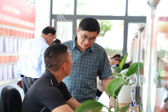 Đồng chí Nguyễn Khắc Bình - Ủy viên Ban Thường vụ Tỉnh uỷ, Chánh Văn Phòng Tỉnh uỷ thăm hỏi người dân làm TTHC tại cơ sở