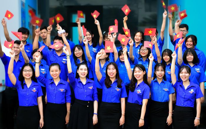 Màu cờ Tổ quốc luôn hiện diện trong tinh thần xung kích, trách nhiệm và khát vọng cống hiến của mỗi người dân Việt Nam