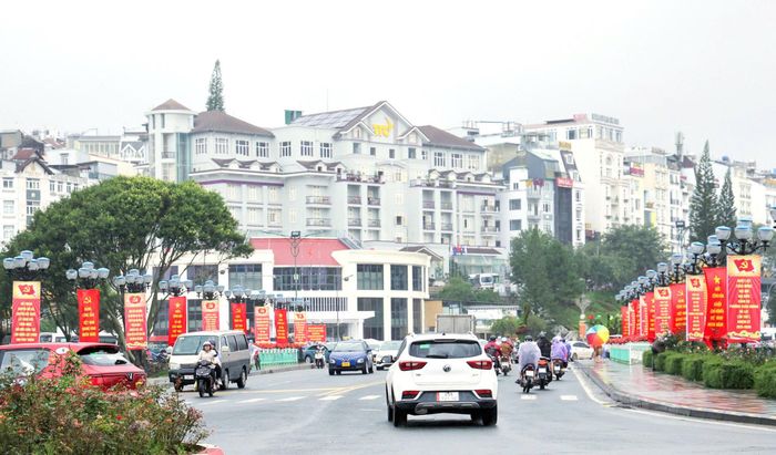 Từ mùa thu độc lập 1945 đến nay, đời sống của Nhân dân ngày càng được ấm no, hạnh phúc, đất nước giàu mạnh (Ảnh khu vực trung tâm Đà Lạt)