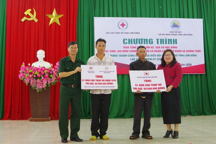 Hội Chữ thập đỏ và Ban Chỉ huy BĐBP tỉnh Lâm Đồng phối hợp tổ chức, trao kinh phí hỗ trợ xây dựng nhà cho hộ nghèo xã biên giới Quảng Trực