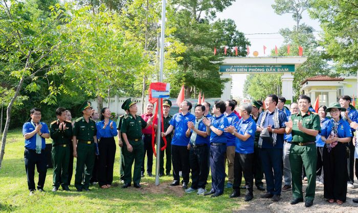 Cán bộ, đoàn viên, sinh viên tình nguyện Đại học Quốc gia TP Hồ Chí Minh bàn giao công trình chiếu sáng bằng đèn năng lượng mặt trời cho Đồn Biên phòng Đắk Đam
