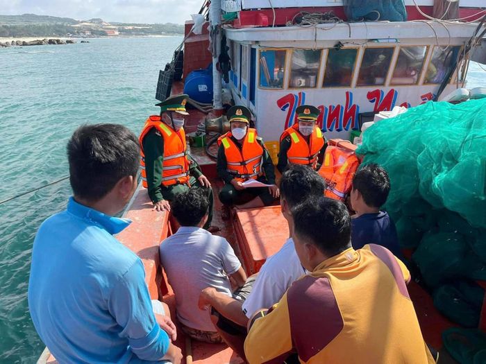 Cán bộ, chiến sĩ biên phòng Lâm Đồng tuyên truyền các quy định về chống khai thác IUU cho ngư dân