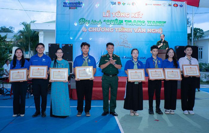 Đại tá Nguyễn Thành Đính, Chỉ huy trưởng BĐBP tỉnh Lâm Đồng tặng quà cho các cá nhân có thành tích xuất sắc trong Chiến dịch tình nguyện hè năm 2026