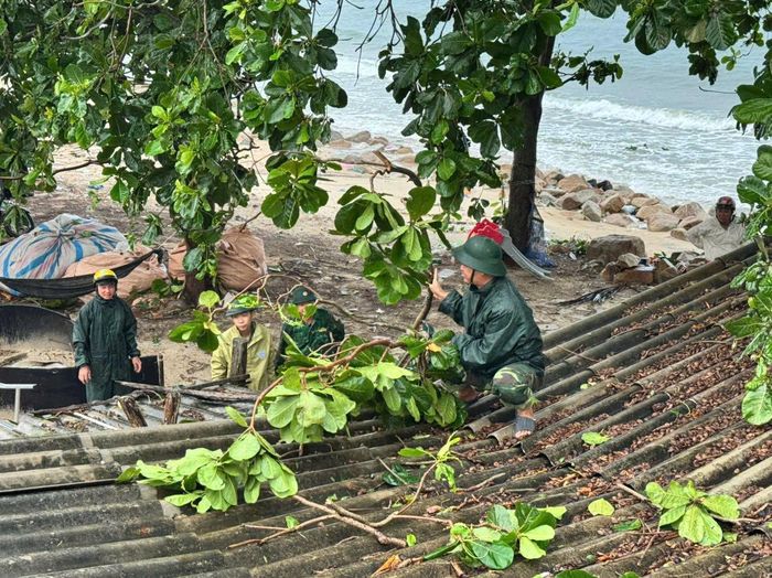Cán bộ, chiến sĩ Đồn Biên phòng Tân Thành giúp người dân gia cố lại mái nhà