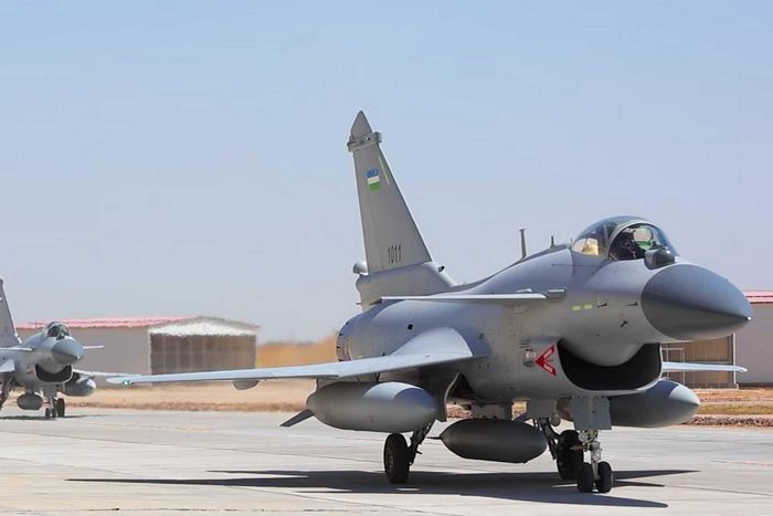 Uzbekistan đã tiếp nhận ít nhất 6 tiêm kích đa nhiệm Chengdu J-10CE, đánh dấu lần đầu nước này đưa vào biên chế một dòng tiêm kích không có nguồn gốc Liên Xô kể từ khi giành độc lập. Uzbekistan cũng trở thành quốc gia nước ngoài thứ hai vận hành J-10CE, sau Pakistan. Ảnh: Bộ Quốc phòng Uzbekistan