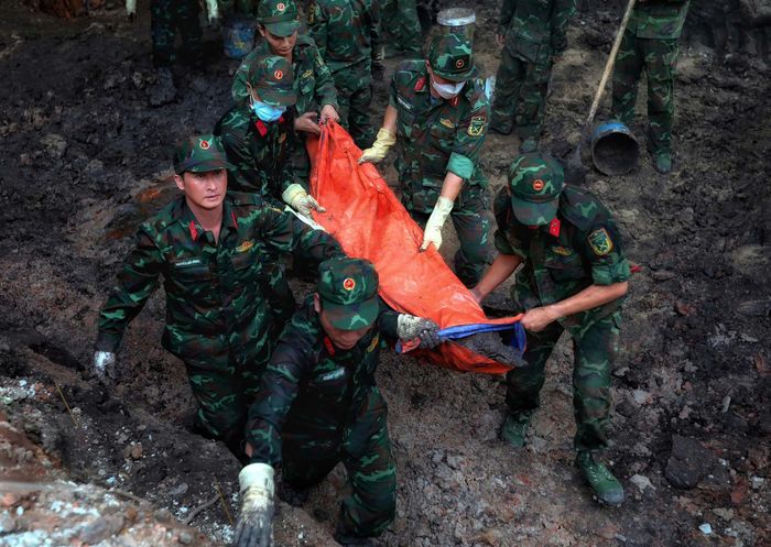 Thành viên Đội K75 thuộc Bộ CHQS tỉnh Lâm Đồng tham gia thực hiện nhiệm vụ tại công viên Lê Thị Riêng. Ảnh: Ngọc Dương