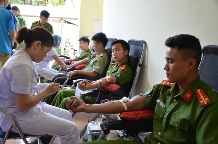 Các chiến sĩ công an tham gia hiến máu nhân đạo