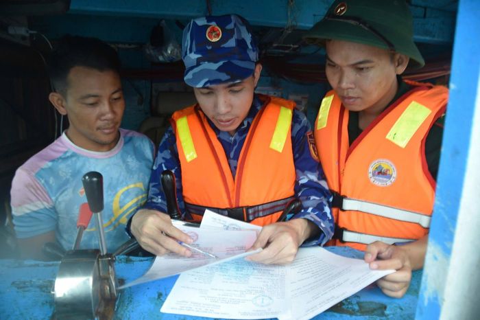 Bộ đội Biên phòng tỉnh phối hợp kiểm tra trước khi tàu cá xuất bến