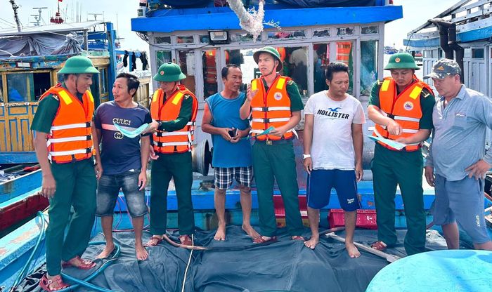 Bộ đội Biên phòng tỉnh tuyên truyền pháp luật về chống khai thác IUU cho ngư dân