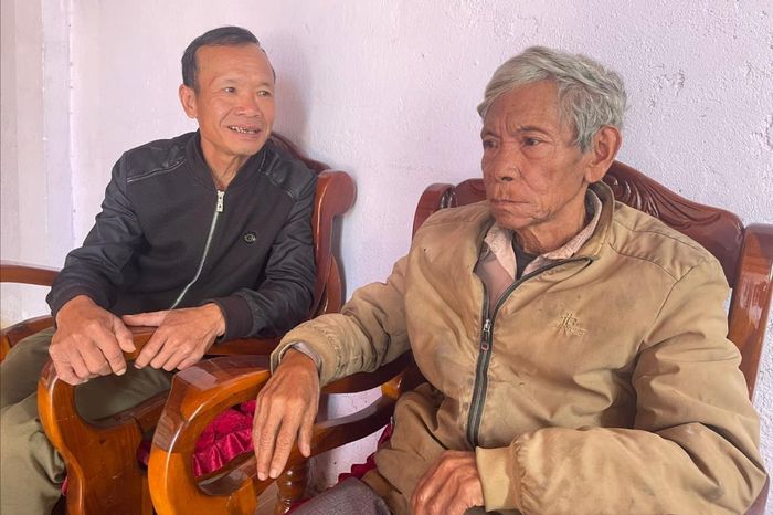 Ông Nguyễn Văn Dân, Bí thư Chi bộ thôn Đông Mang, xã Lạc Dương (bên trái) đến thăm Lão thành cách mạng Kơ Să Ha Tam