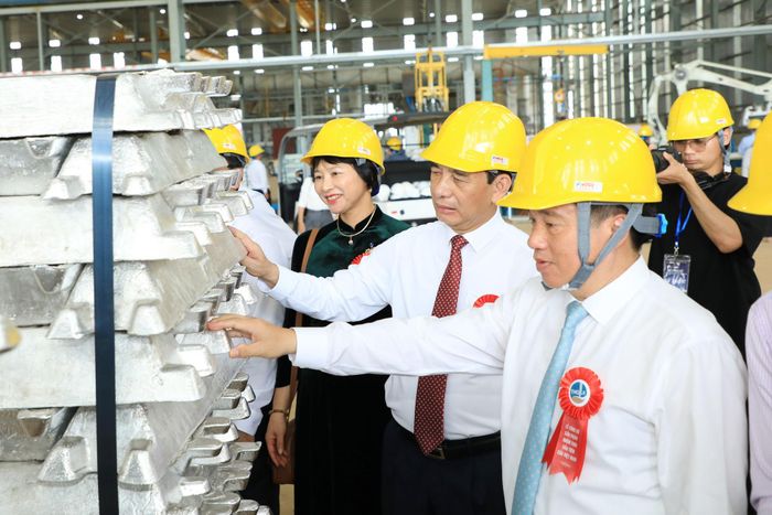 Phó Thủ tướng Chính phủ, Bộ trưởng Bộ Quốc phòng Phan Văn Giang và lãnh đạo tỉnh Lâm Đồng tham quan xưởng đúc nhôm tại Lâm Đồng