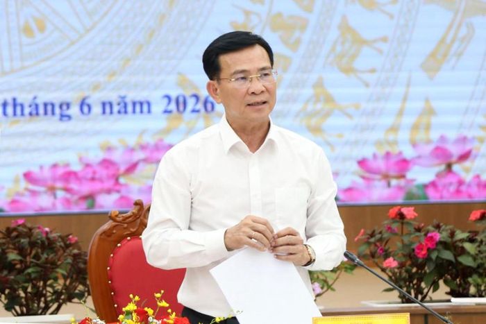 Ủy viên Ban Chấp hành Trung ương Đảng, Phó Bí thư Tỉnh ủy, Chủ tịch UBND tỉnh Hồ Văn Mười
