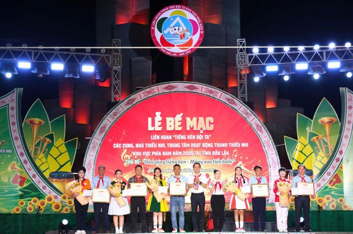 Trung tâm Hoạt động Thanh thiếu nhi tỉnh Lâm Đồng (ngoài cùng bên phải) được Hội đồng Đội Trung ương trao Bằng khen đơn vị đoạt giải Xuất sắc
